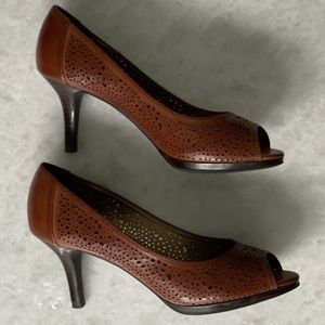 Kelly & Katie peep toe pumps